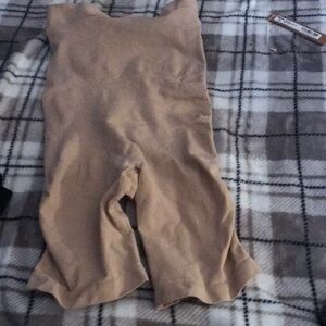 Beige Seamless hight waisted mid thigh short